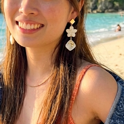 Plumeria Natural Shell Earrings｜サージカルステンレスStainless｜Hawaii Inspired